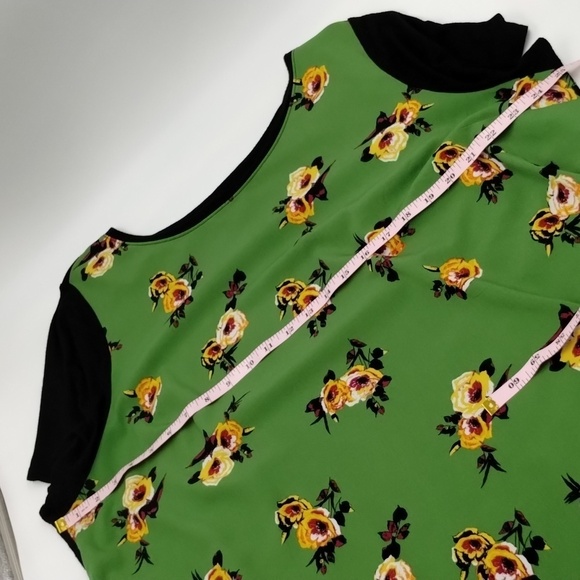 Lane Bryant Mixed material floral blouse size 18/20 short sleeve - Picture 6 of 11